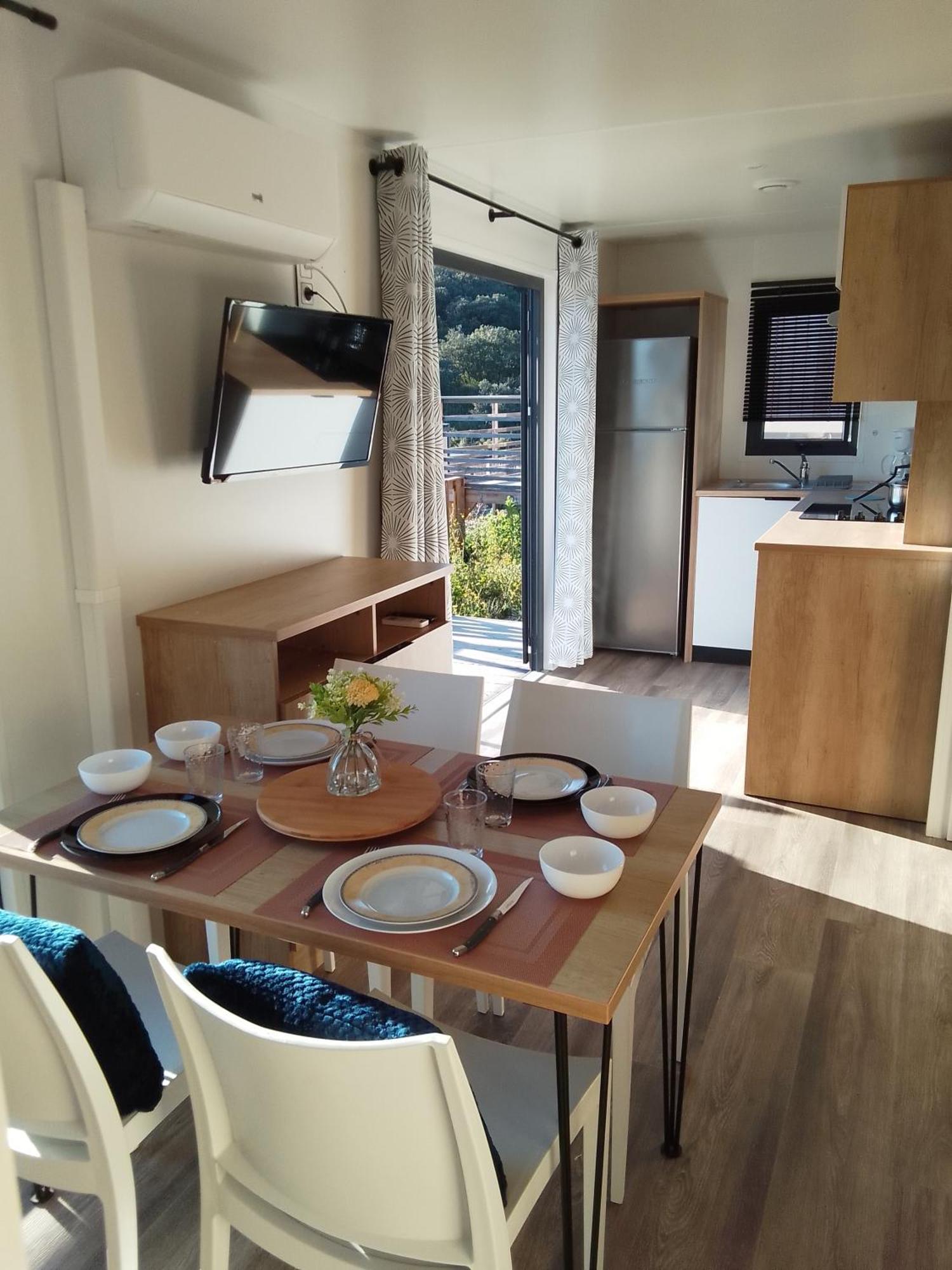 Camping Les Lodges Du Lagon Calvisson Exterior foto